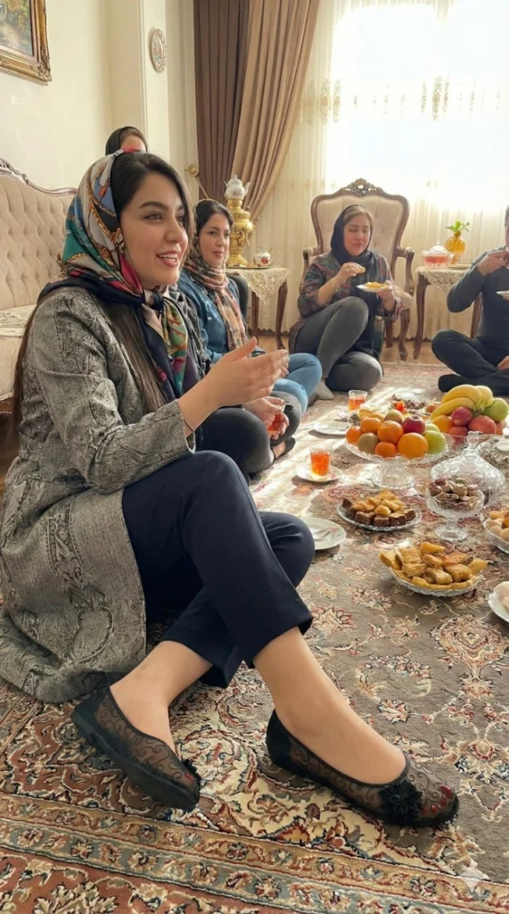 ۷ مدل پاپوش جلوبسته مجلسی؛ راهنمای انتخاب شیکترین روفرشی برای مهمانیها 3 ست کردن ۷ مدل پاپوش جلوبسته مجلسی با انواع لباس